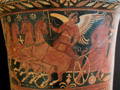 Le rapt de Perséphone : Hadès (à droite) descend de son char mené par une Érinye ailée ; Perséphone (invisible sur la photo) tente de s'échapper. Loutrophore apulienne à figures rouges, 330-320 av. J.-C.