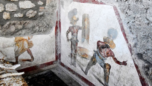 Deux gladiateurs au terme d'un combat : l'un est victorieux et l'autre tombe, ensanglanté... Une nouvelle fresque a été découverte sur le site archéologique de Pompéi. Photo prise le 9 octobre et diffusée le 11 octobre 2019 par le service de presse du site archéologique de Pompéi. afp.com/Handout