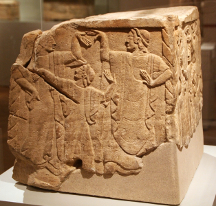 Base de cippe étrusque, vers 500-450 av. n. è., trouvé à Chiusi (Étrurie, Italie), conservé à l'Altes Museum (Berlin, Allemagne).